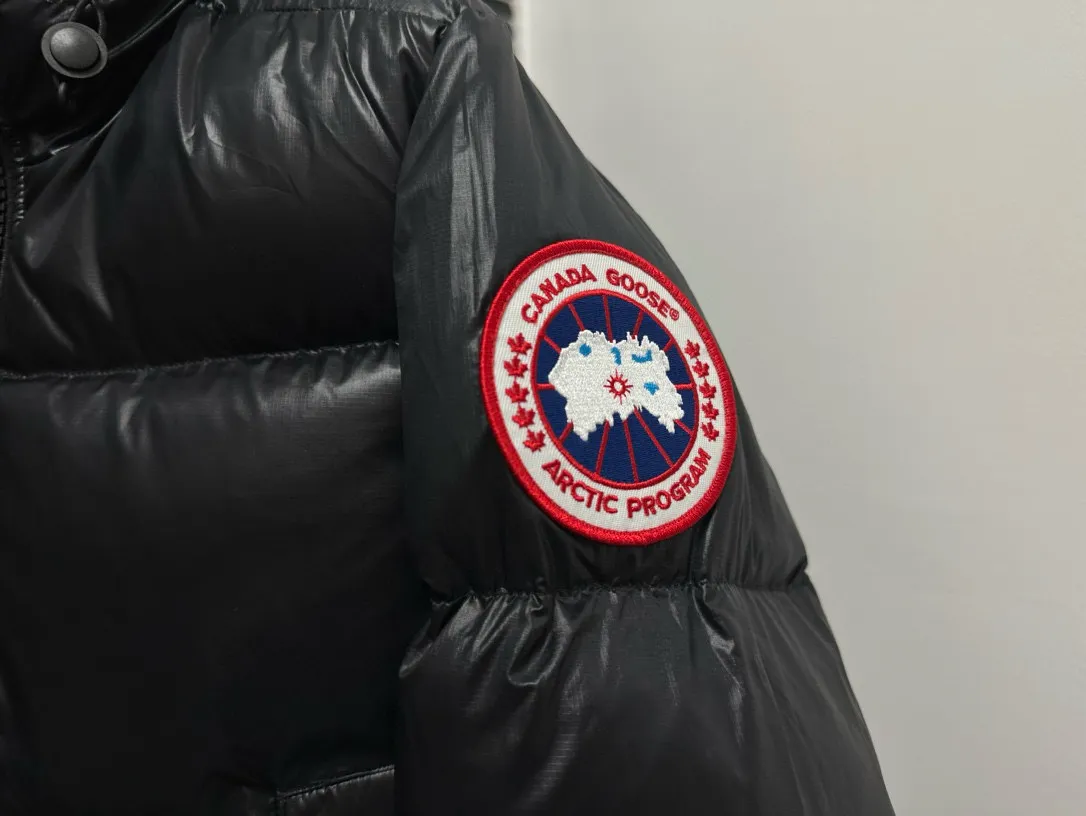 P780 [𝘾𝘼𝙉𝘼𝘿𝘼 𝙂𝙊𝙊𝙎𝙀] Canada Goose's limited new Crofton puff down jacket, top version, ceiling level Crofton soft loaf, 2024 latest style, cold protection effect up to level 4, using recycled Feather-Light tear-resistant fabric, ultra-light, no weight on the upper body at all! The unique black label highlights your temperament‼ ️ Canada Goose, a Canadian brand, has always been recognized as the warmest down jacket. Various Instagram celebrities, Internet celebrities, and celebrities often wear it for street photos. I make Canada Goose every year, but I still can't get rid of my love for it. No matter how cold the days are, there is no need to be afraid, because there is! Filled with 90% white duck down, it is the legendary warmest down jacket and is known as a must-have for Arctic outdoor sports! The most popular down jacket in the world, celebrities are rushing to buy it, it is a must-have!  Size: S~XXL